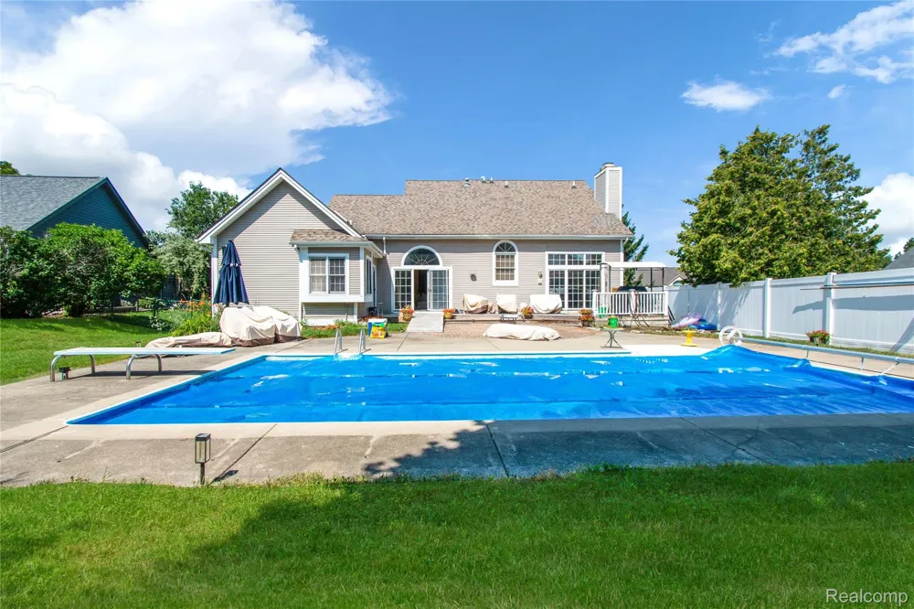 16073 Silverwood Drive Fenton Charter Township, MI 48430