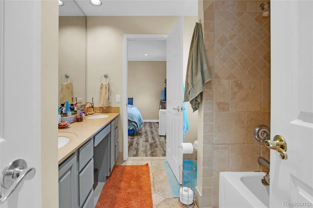 16073 Silverwood Drive Fenton Charter Township, MI 48430