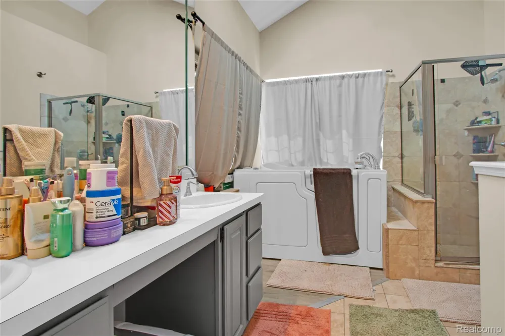 16073 Silverwood Drive Fenton Charter Township, MI 48430