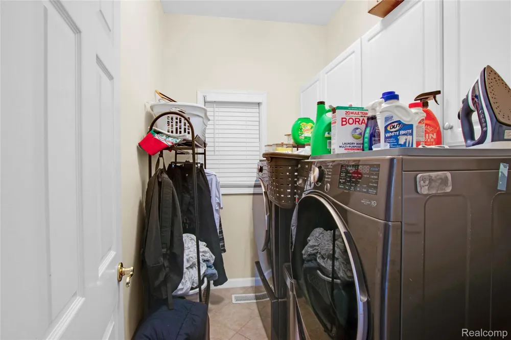 16073 Silverwood Drive Fenton Charter Township, MI 48430