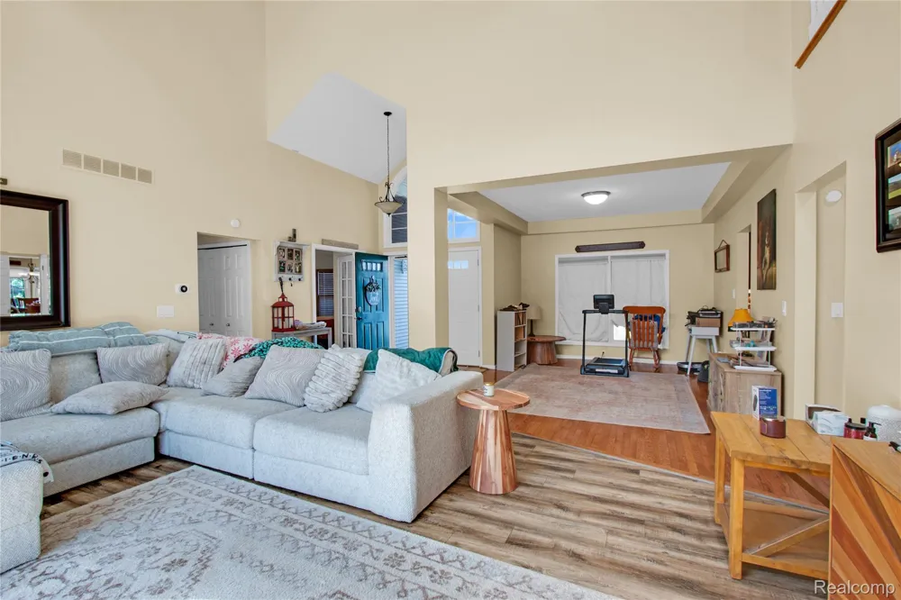 16073 Silverwood Drive Fenton Charter Township, MI 48430