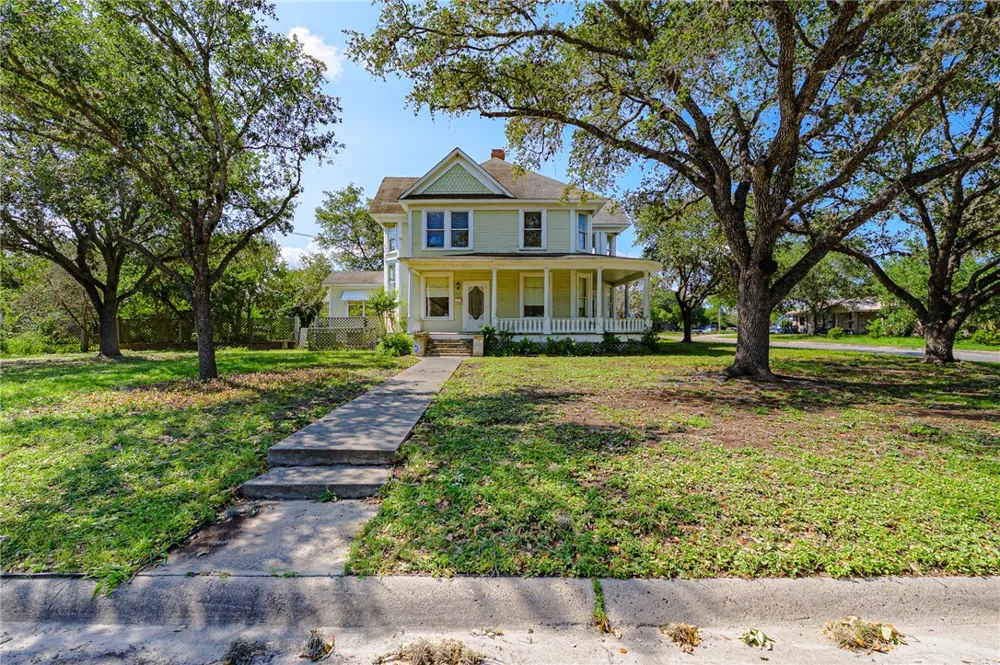 711 E Lott Street Beeville, TX 78102