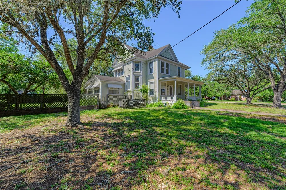 711 E Lott Street Beeville, TX 78102