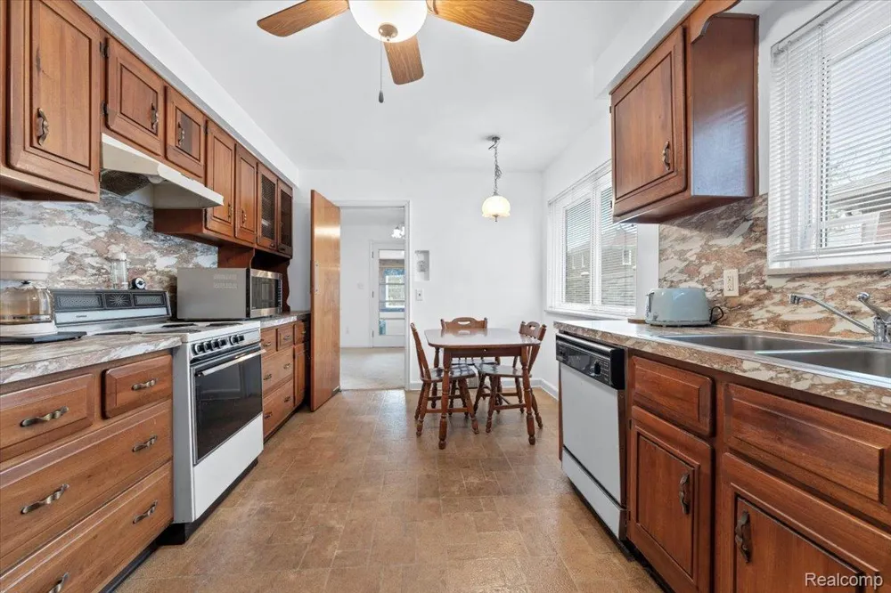 2221 Davis Street Wyandotte City, MI 48192