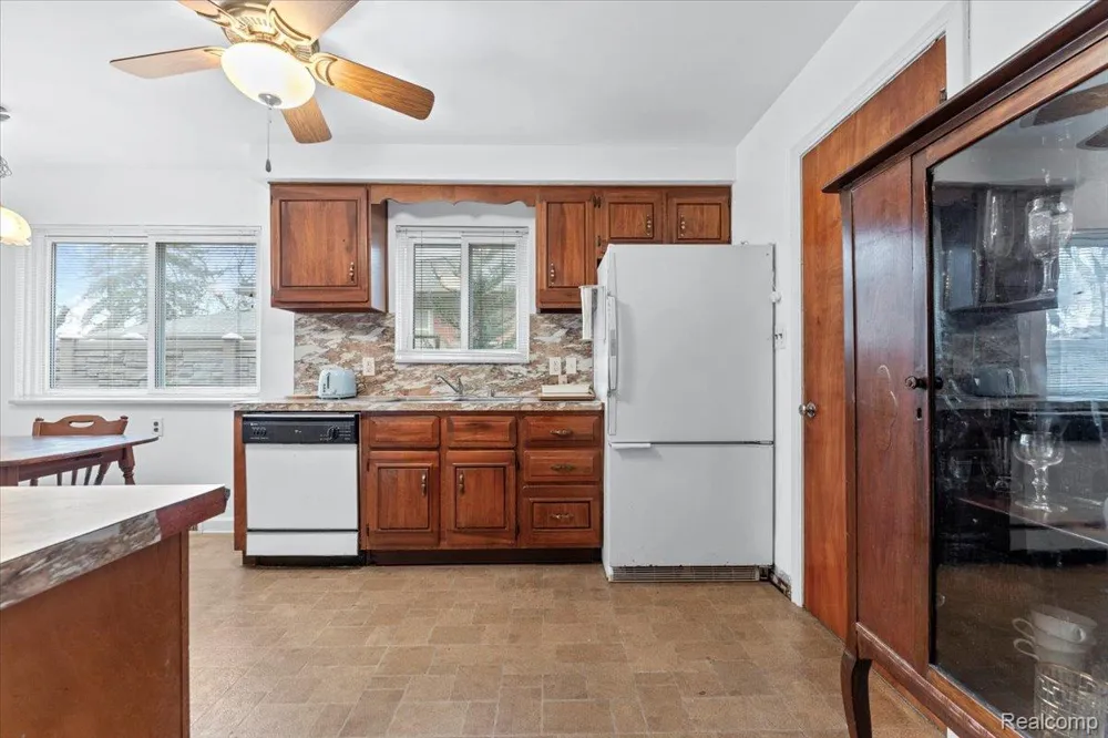 2221 Davis Street Wyandotte City, MI 48192