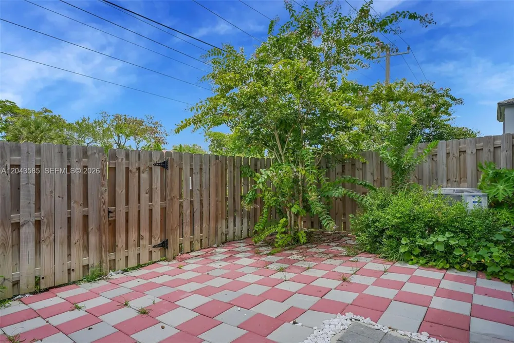 11889 NW 47th Mnr Coral Springs, FL 33076