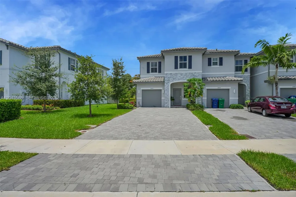 11889 NW 47th Mnr Coral Springs, FL 33076