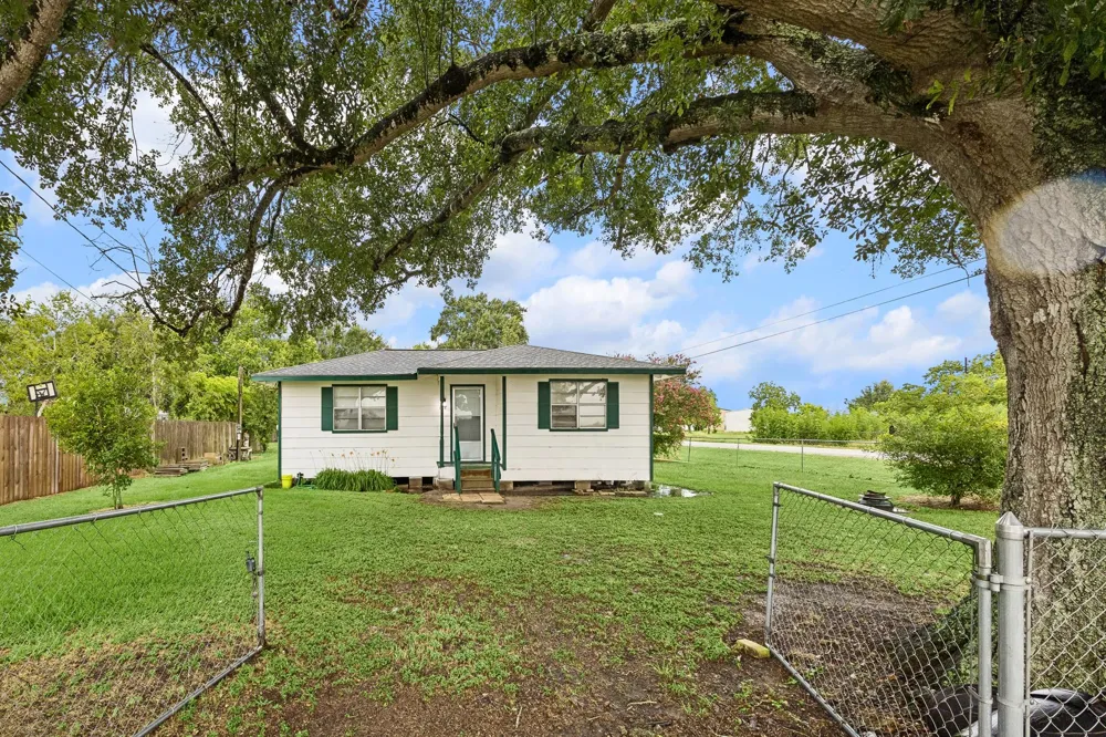 945 Lake Avenue Eagle Lake, TX 77434