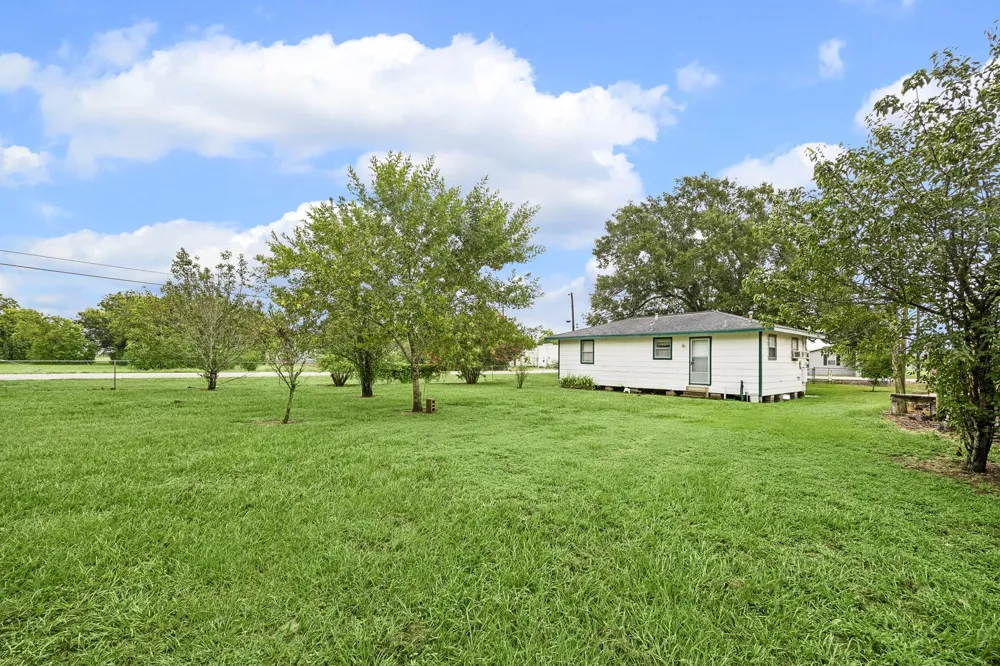 945 Lake Avenue Eagle Lake, TX 77434