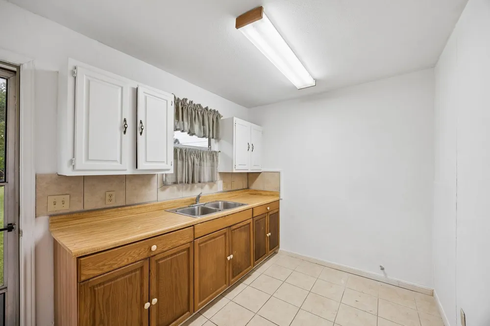 945 Lake Avenue Eagle Lake, TX 77434