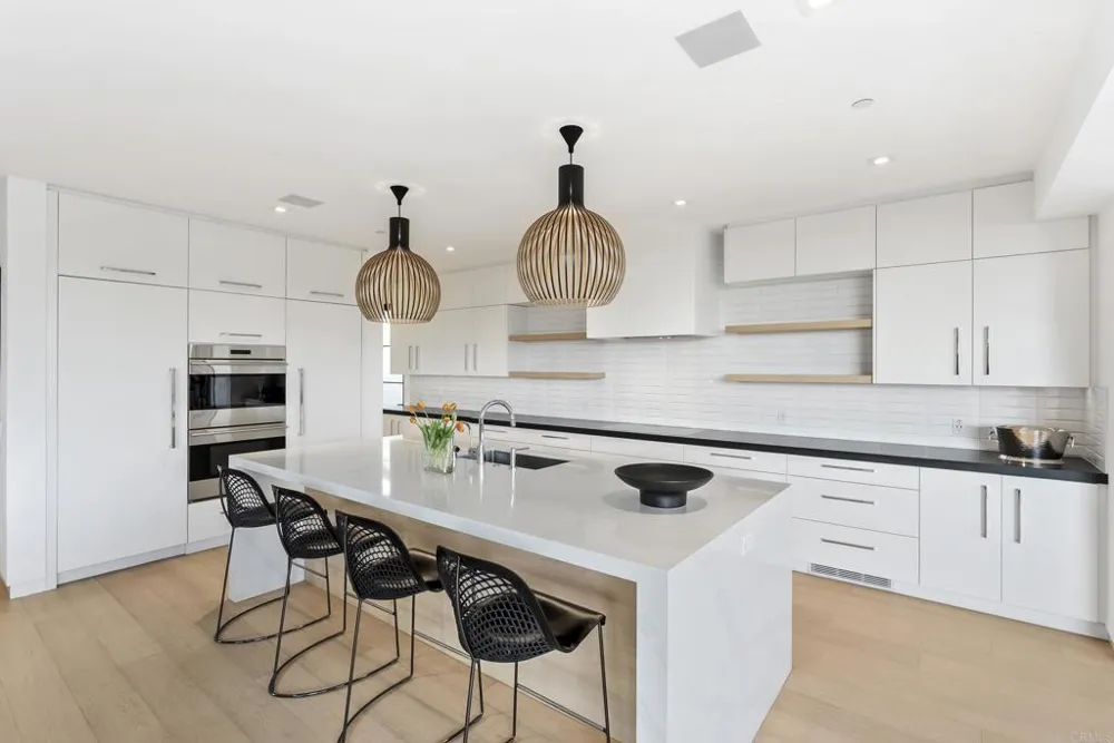 216 Ocean St. Solana Beach, CA 92075