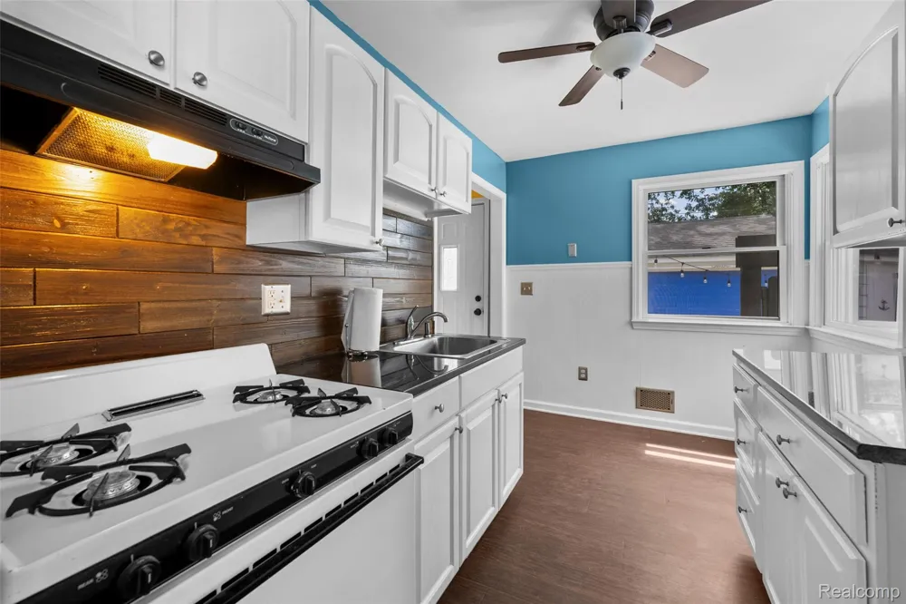 536 E Barrett Avenue Madison Heights City, MI 48071
