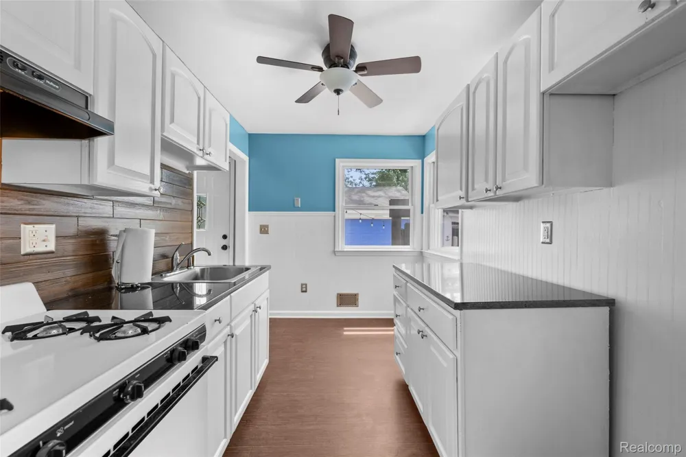 536 E Barrett Avenue Madison Heights City, MI 48071