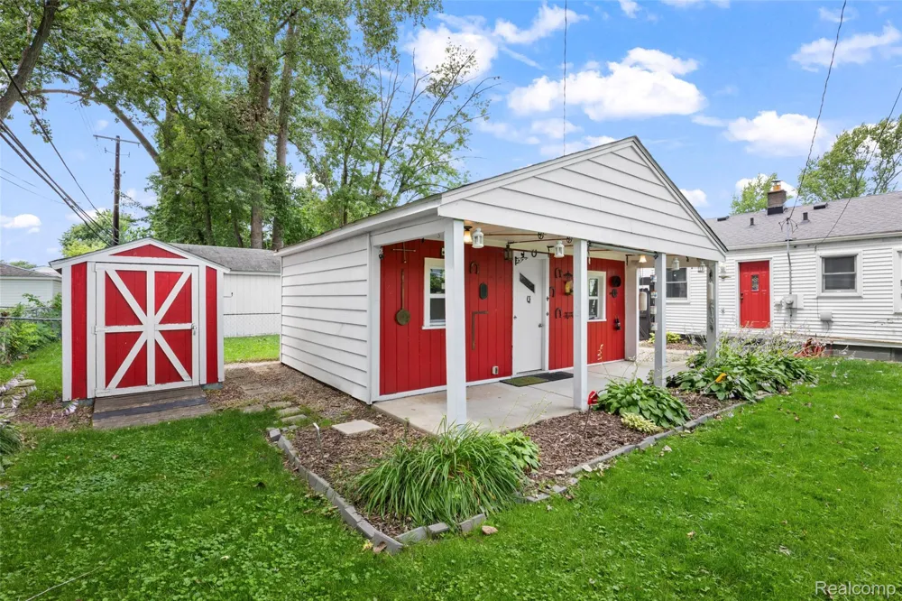 536 E Barrett Avenue Madison Heights City, MI 48071