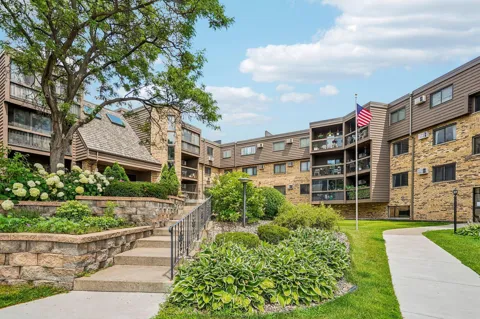 999 41st Avenue NE #302