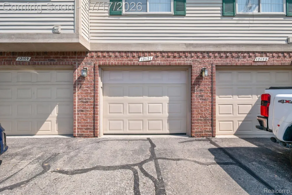 12121 Hidden View Court Utica City, MI 48315