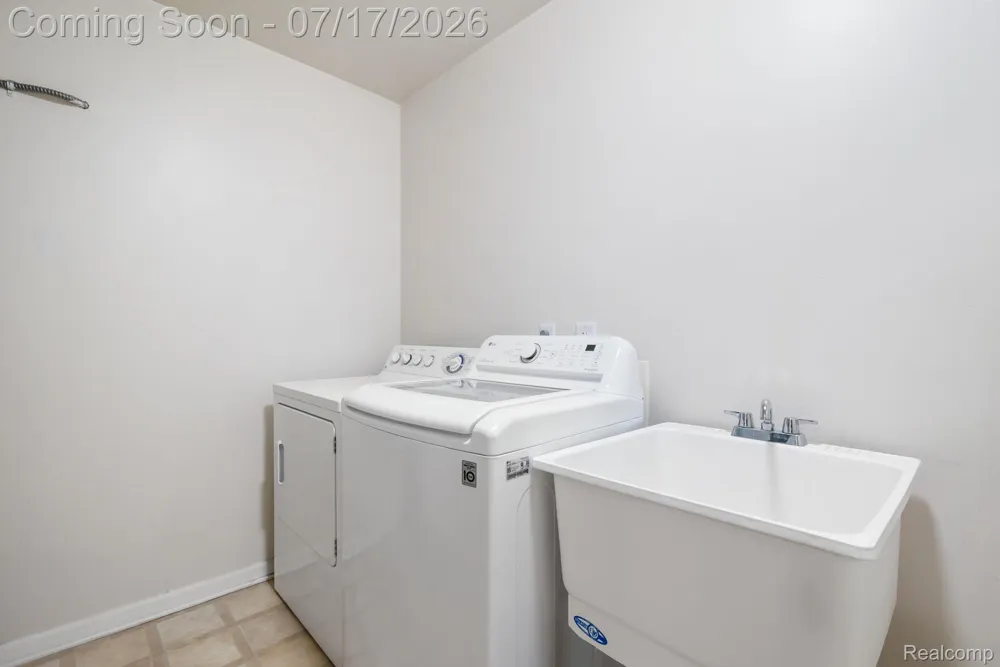 12121 Hidden View Court Utica City, MI 48315