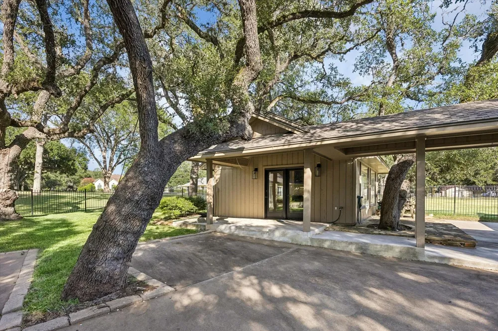 211 Rolling Hill Drive La Grange, TX 78945