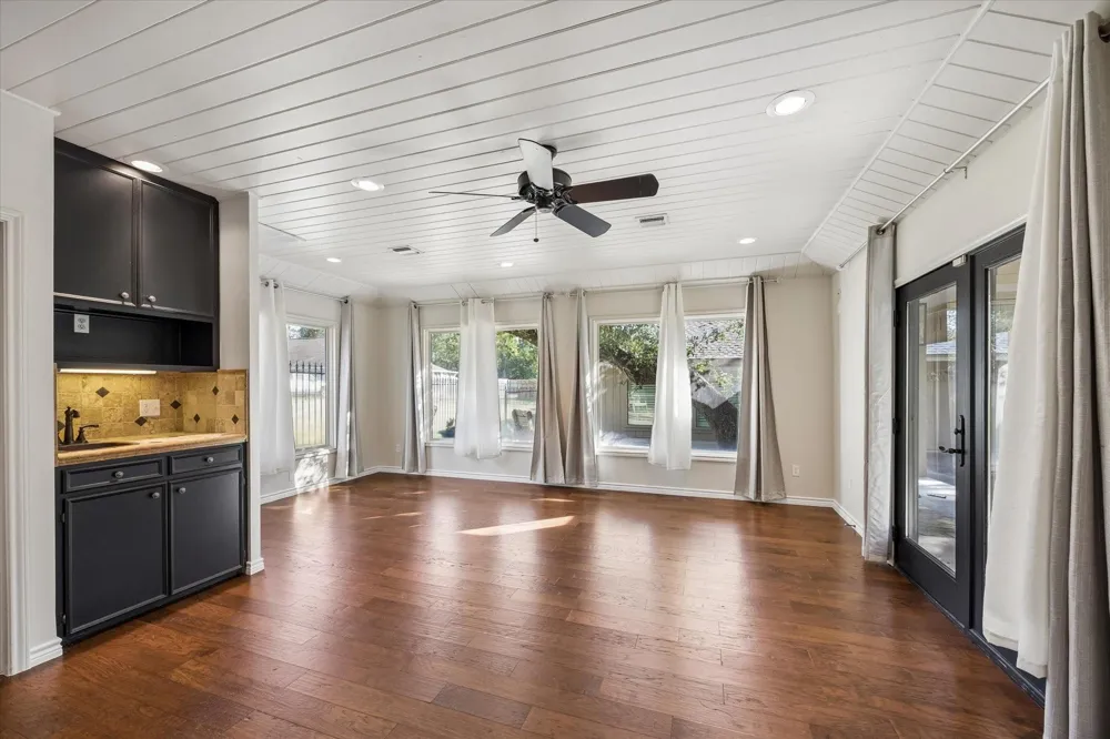 211 Rolling Hill Drive La Grange, TX 78945