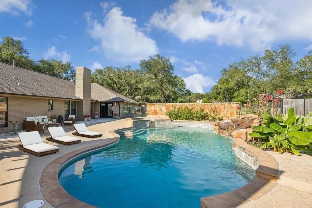 211 Rolling Hill Drive La Grange, TX 78945