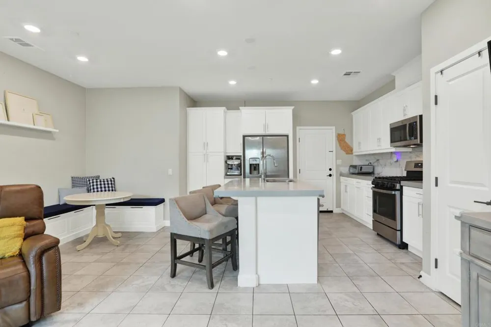 1087 Delpy View Vista, CA 92084