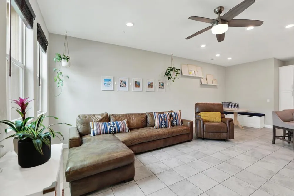 1087 Delpy View Vista, CA 92084