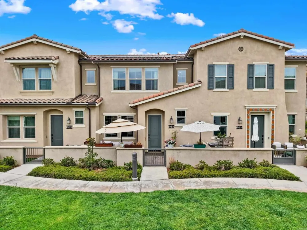 1087 Delpy View Vista, CA 92084