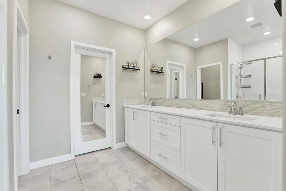 1087 Delpy View Vista, CA 92084