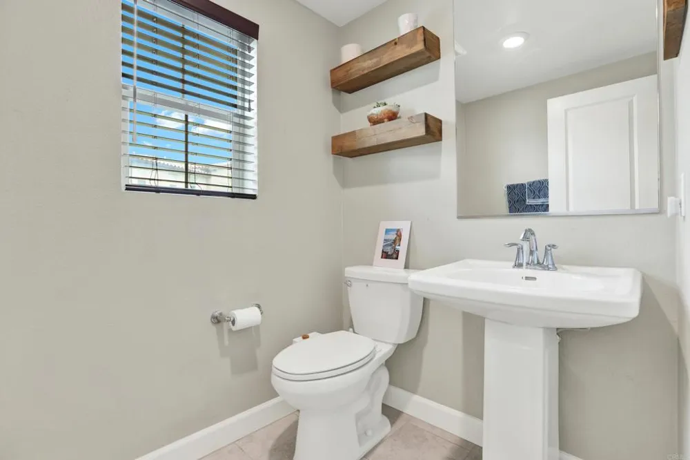 1087 Delpy View Vista, CA 92084