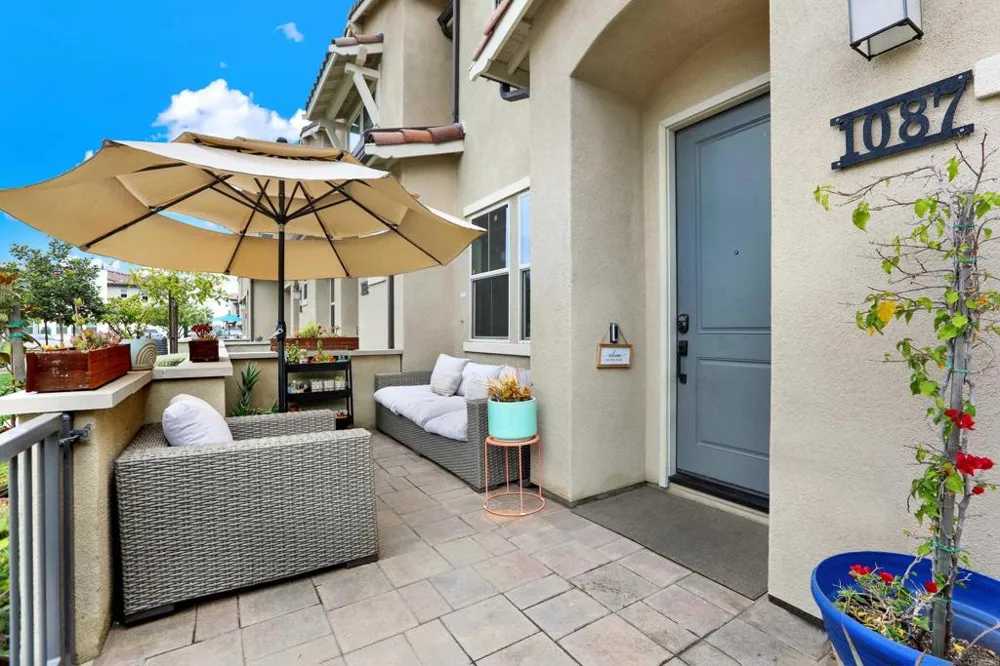 1087 Delpy View Vista, CA 92084
