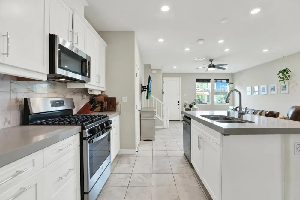 1087 Delpy View Vista, CA 92084