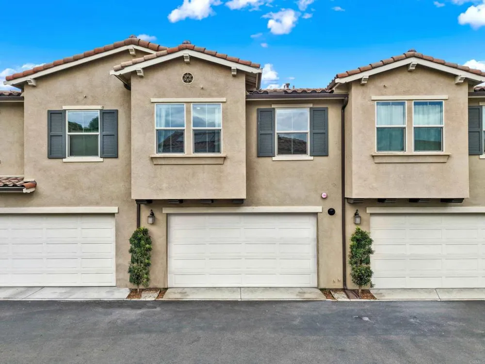 1087 Delpy View Vista, CA 92084
