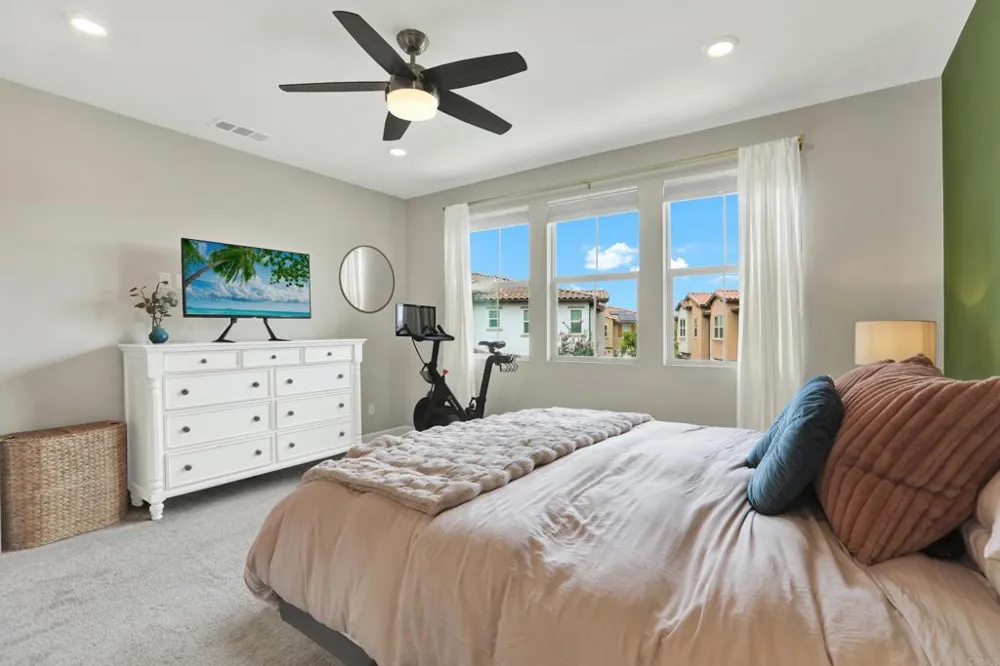 1087 Delpy View Vista, CA 92084