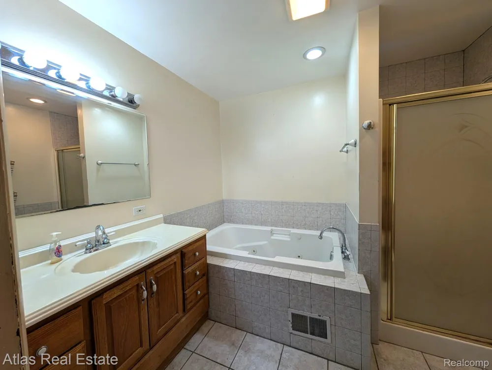 5449 Woodlawn Drive Genesee Charter Township, MI 48506