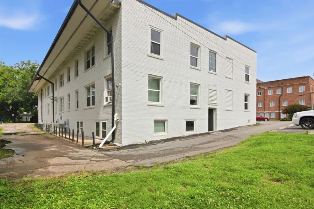 303 S Poplar St Paris, TN 38242