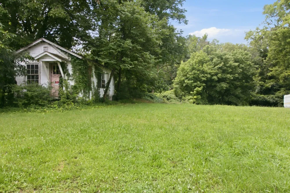 303 S Poplar St Paris, TN 38242