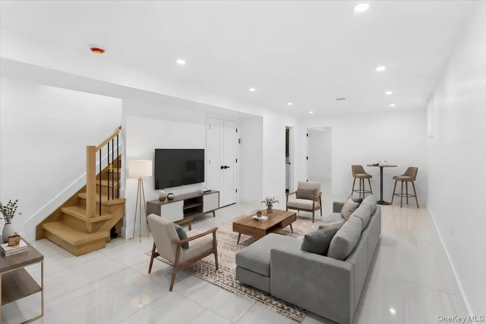 994 Singleton Avenue Woodmere, NY 11598