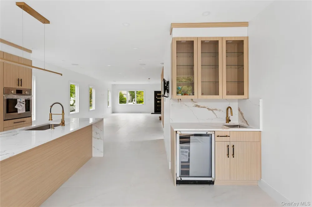 994 Singleton Avenue Woodmere, NY 11598