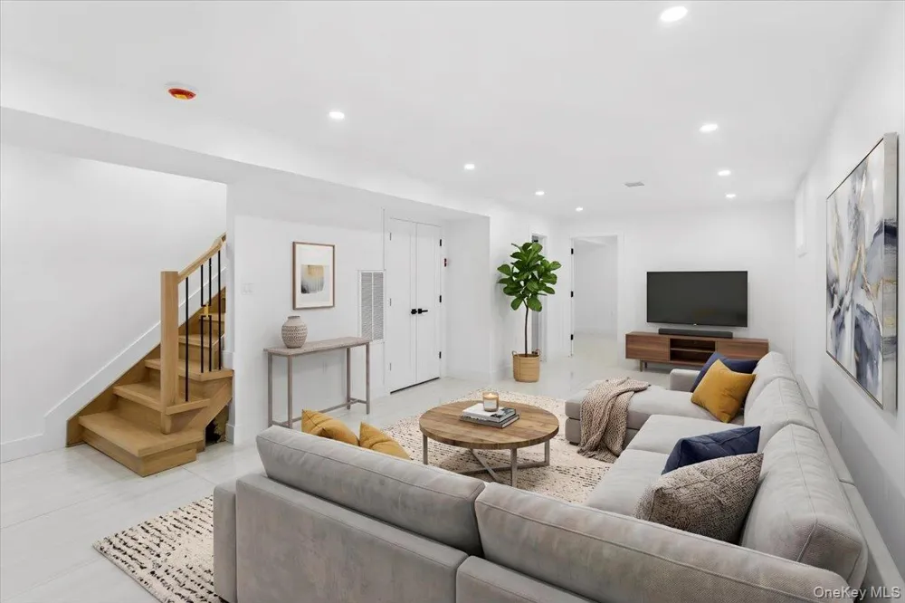 994 Singleton Avenue Woodmere, NY 11598
