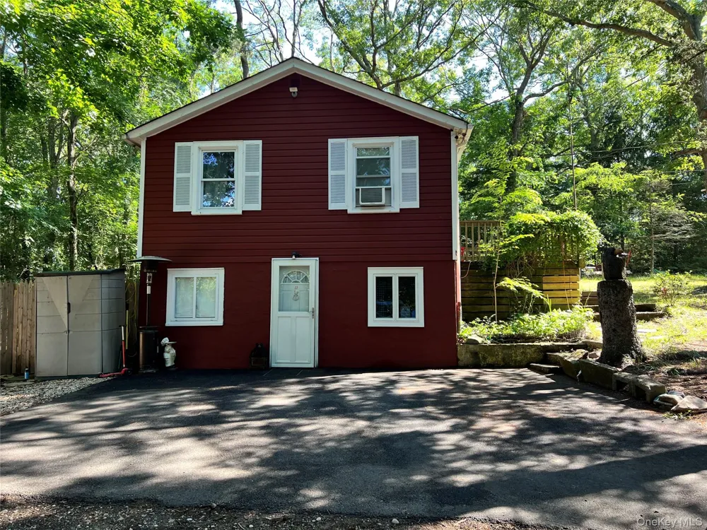 11 Primrose Path Manorville, NY 11949