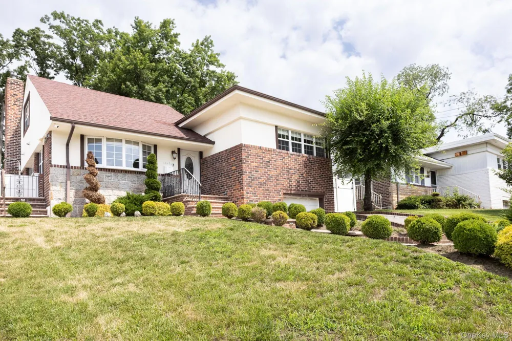 198-31 Pompeii Avenue Holliswood, NY 11423