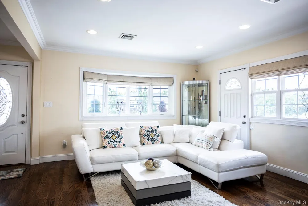 198-31 Pompeii Avenue Holliswood, NY 11423