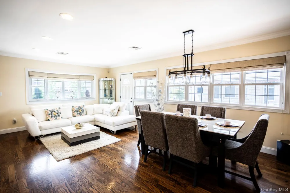 198-31 Pompeii Avenue Holliswood, NY 11423