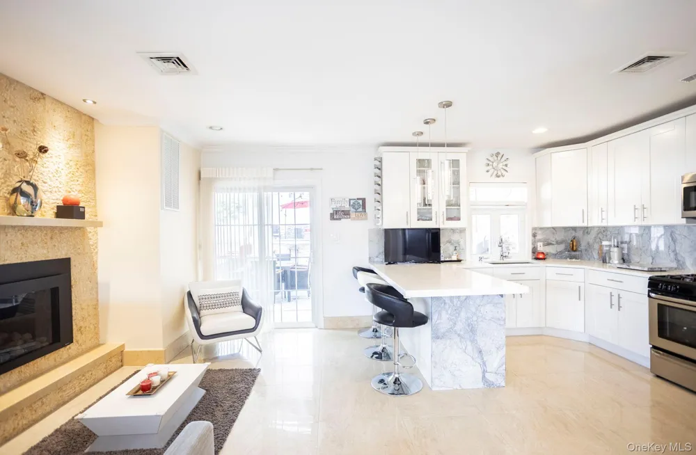 198-31 Pompeii Avenue Holliswood, NY 11423
