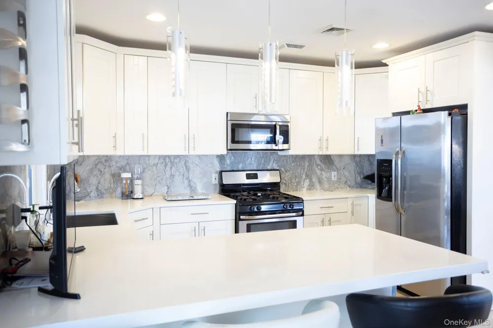 198-31 Pompeii Avenue Holliswood, NY 11423