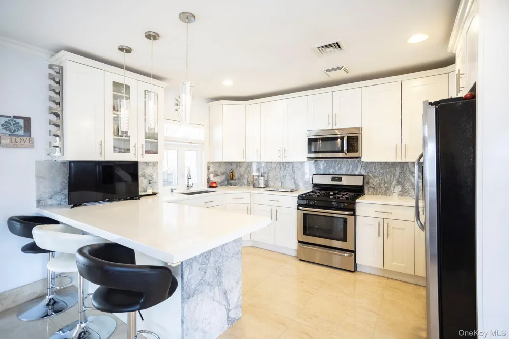 198-31 Pompeii Avenue Holliswood, NY 11423