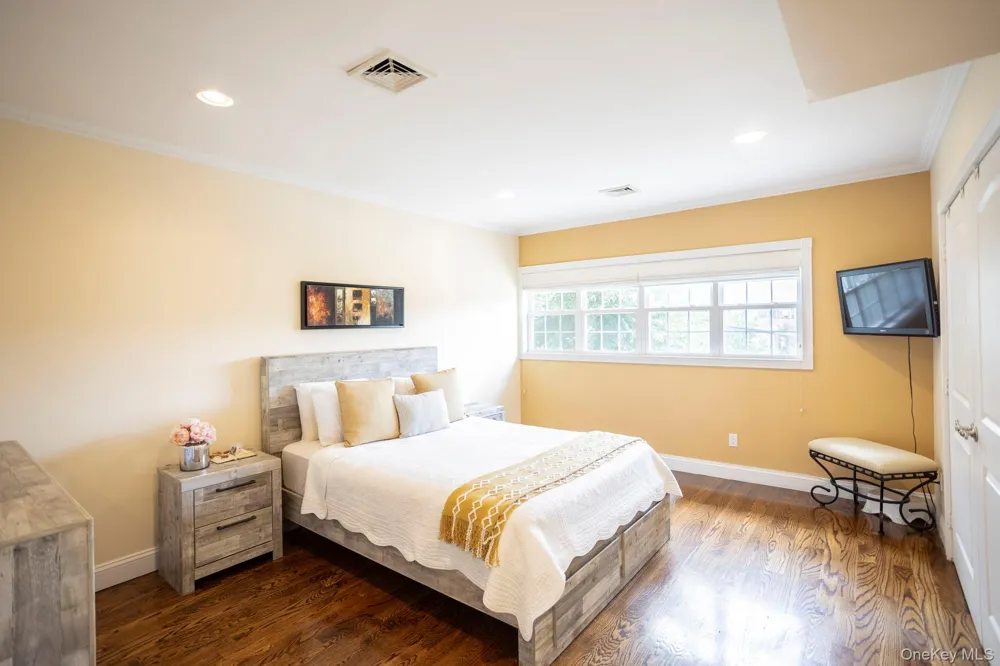 198-31 Pompeii Avenue Holliswood, NY 11423