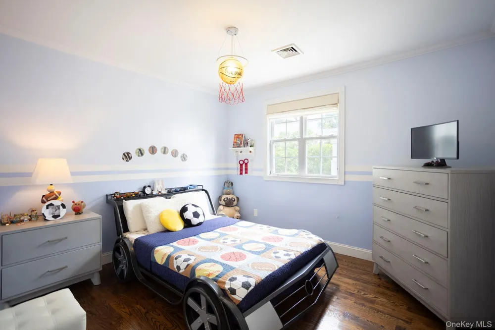 198-31 Pompeii Avenue Holliswood, NY 11423