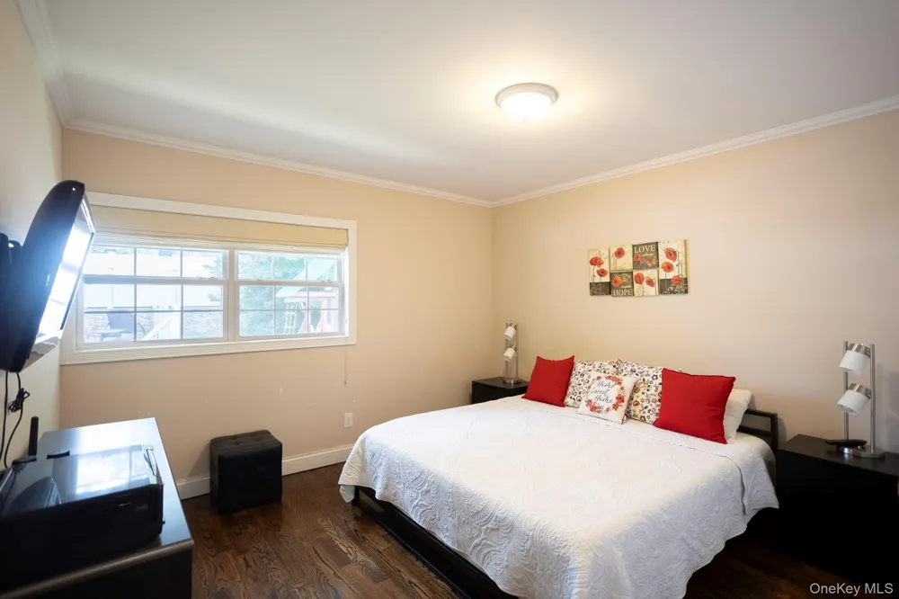 198-31 Pompeii Avenue Holliswood, NY 11423