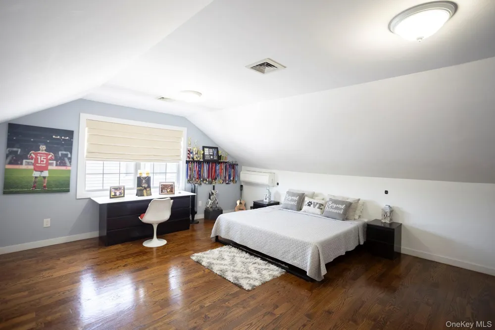 198-31 Pompeii Avenue Holliswood, NY 11423